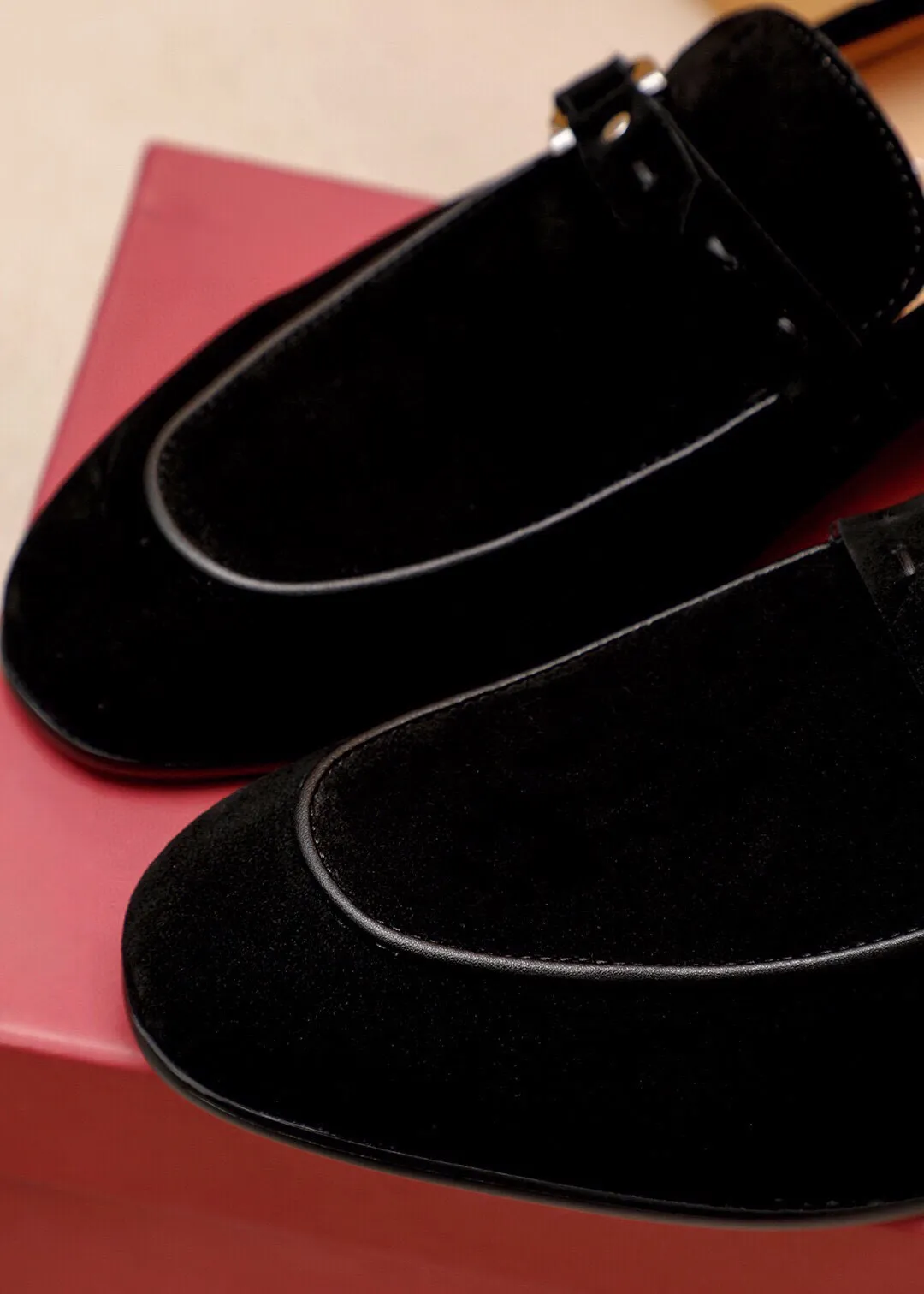 Men's shoes 💰460 💐 Product trademark: Ferragamo "Ferragamo" casual leather shoes Regular size: 38-44 (45.46.47🉑️Customized) Product materials: Selected imported first-layer frosted calfskin upper + luxury hardware buckle, imported water-dyed cow leather lining. Strong three-dimensional visual effect, original outsole color: 2 colors available